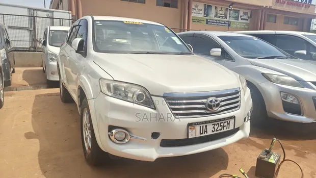 Toyota Vanguard 2012 White - 1