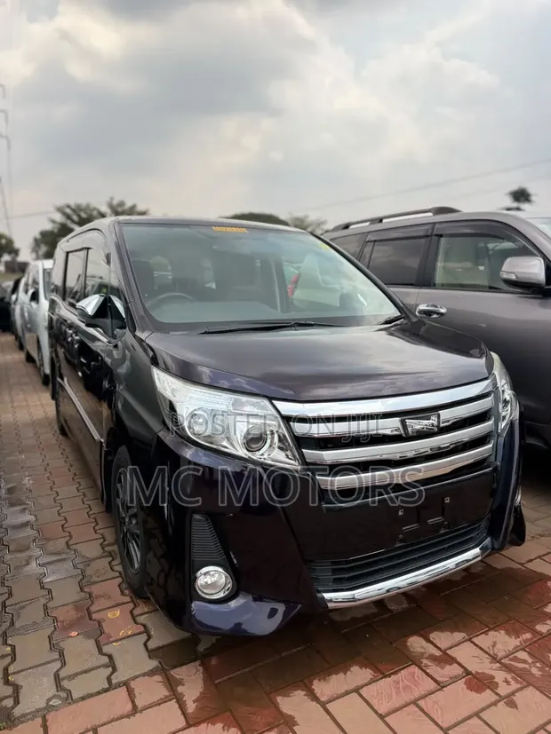 Toyota Noah 2.0 AWD (8 Seater) 2015 Black - 1