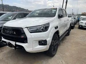 Toyota Hilux GR 2022 White