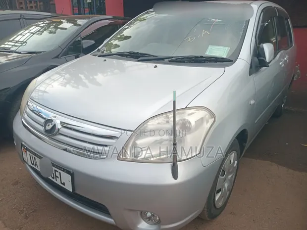 Toyota Raum 2011 Silver - 1