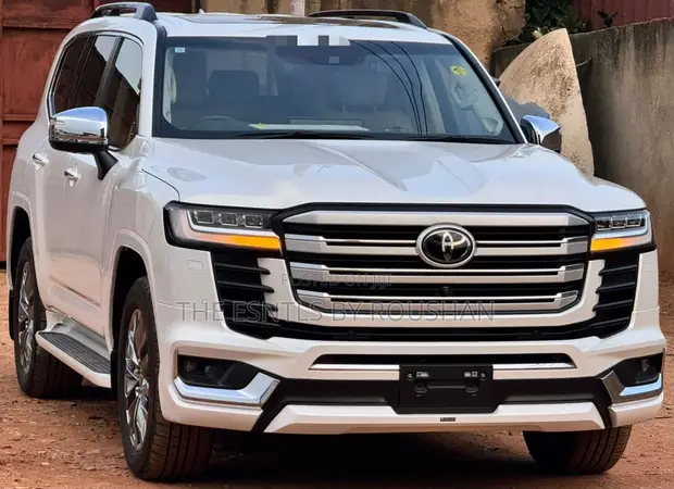 Brand New Toyota Land Cruiser LC300 2025 White - 1