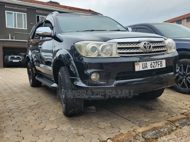 Toyota Fortuner 2010 Black - 1