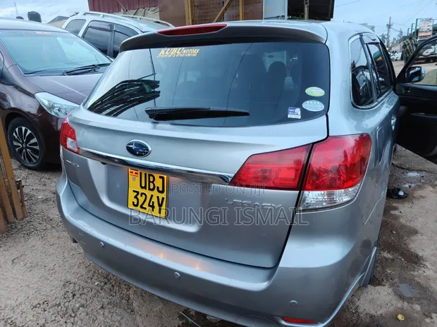Subaru Legacy 2010 Silver - 1