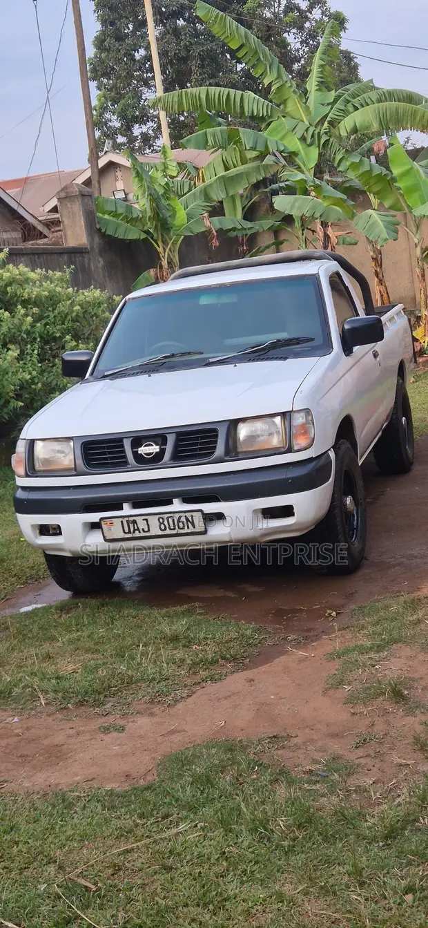 Nissan Pick-Up 2001 White - 1