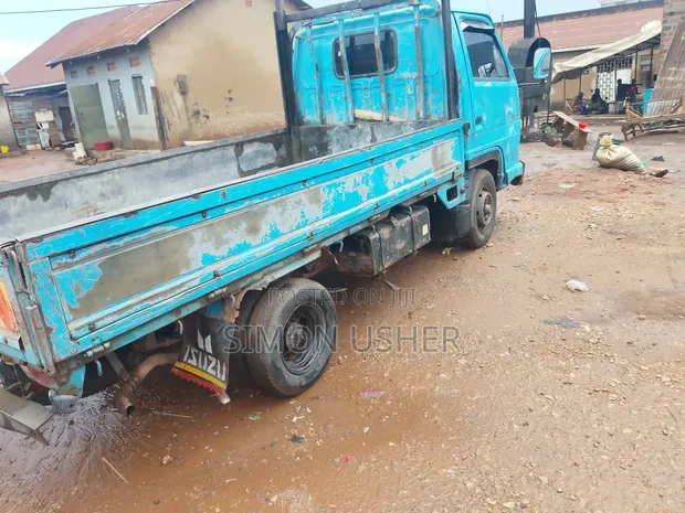 Isuzu Elf Canter Box Truck - 1