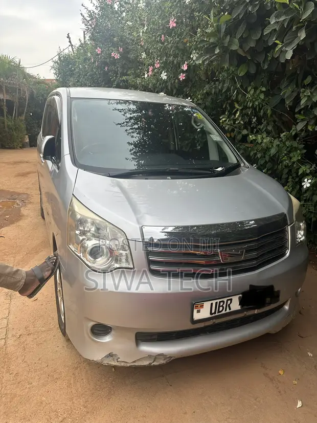 Toyota Noah 2.0 143hp AWD (7 Seater) 2013 Silver - 1
