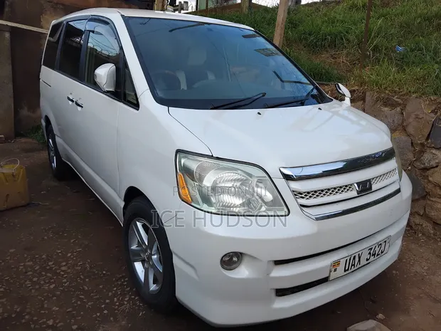 Toyota Noah 2006 Silver - 1