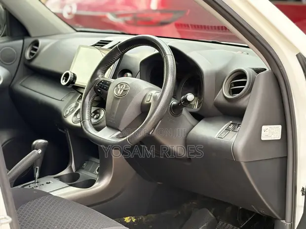Toyota Vanguard 2012 White - 1