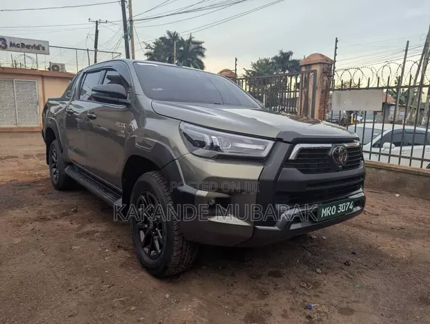 Toyota Hilux 2020 Green - 1