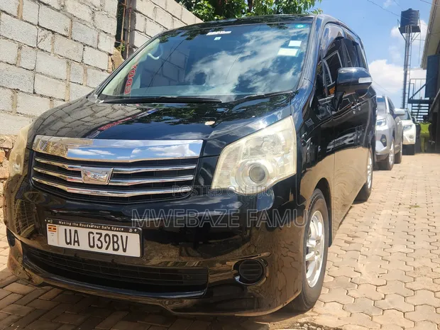 Toyota Noah 2012 Black - 1