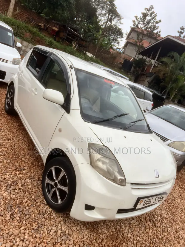 Toyota Passo 1.0 AWD 2010 White - 1