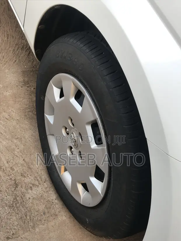Toyota ISIS 2011 White - 1