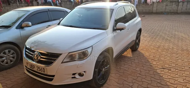 Volkswagen Tiguan S 2010 White - 1