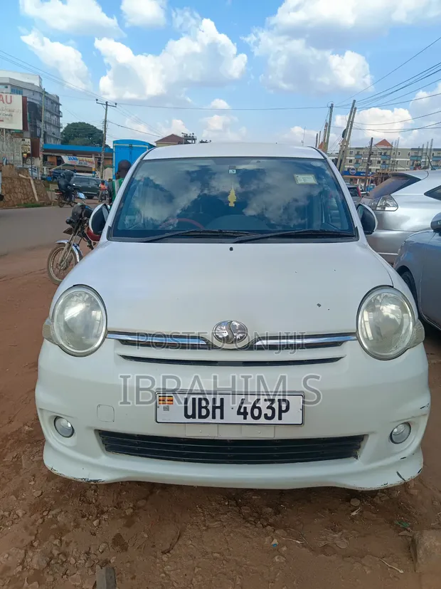 Toyota Sienta 2010 White - 1