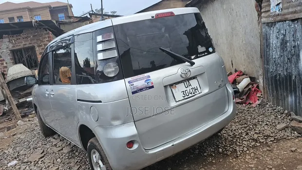 Toyota Sienta 2007 Silver - 1