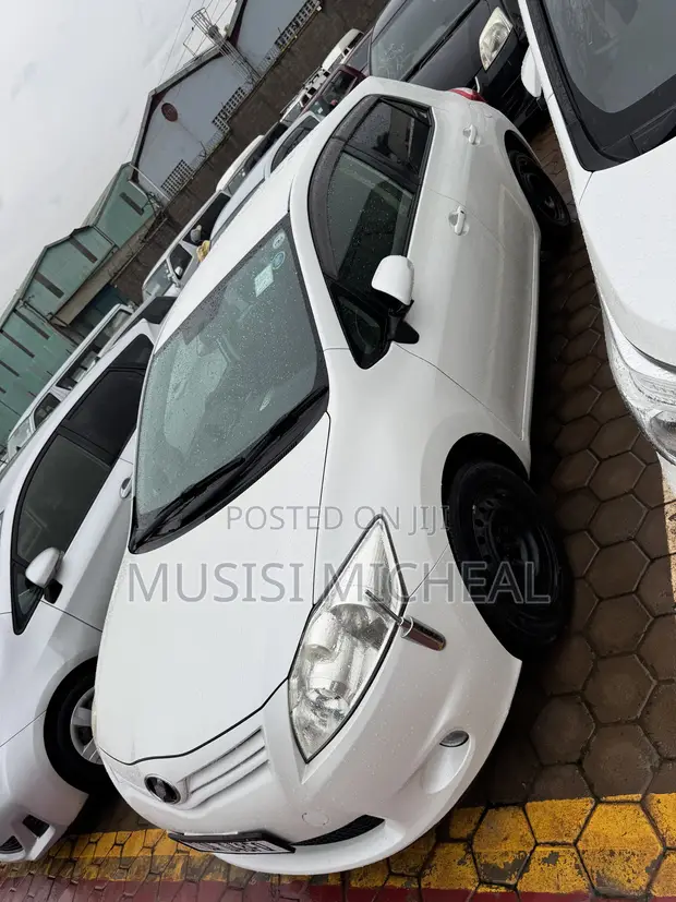 Toyota Auris 2011 White - 1