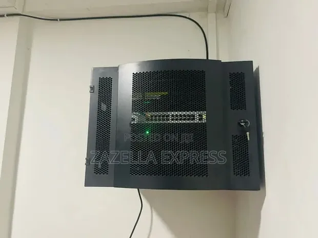 6-Way Rack Mount PDU - Power Distribution Unit - 1