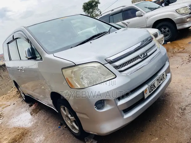 Toyota Noah 2005 - 1