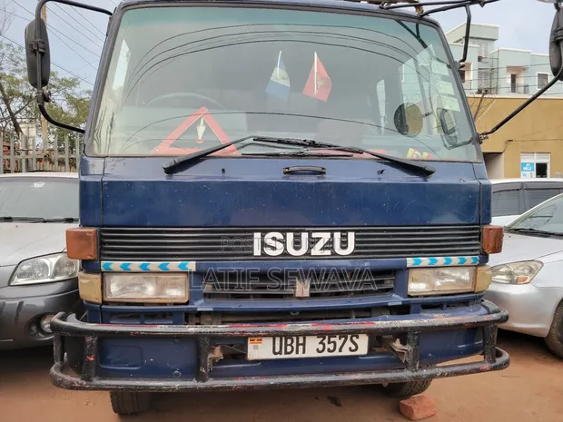 Isuzu Fuso Fighter Truck - 1