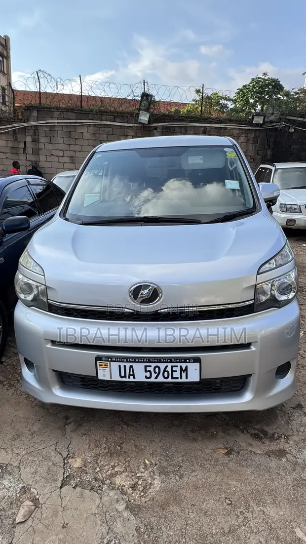 Toyota Noah 2012 Silver - 1