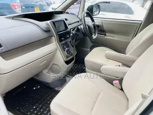 Toyota Noah Si 2012