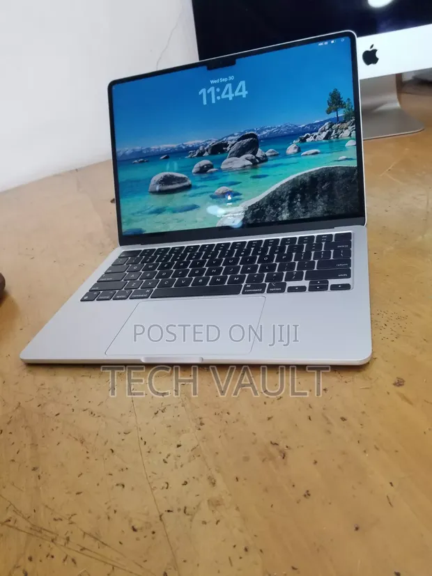 Apple MacBook Air 2022 M2 - 8GB RAM, 256GB SSD - 1