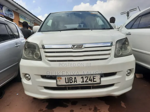Toyota Noah 2004 White - 1