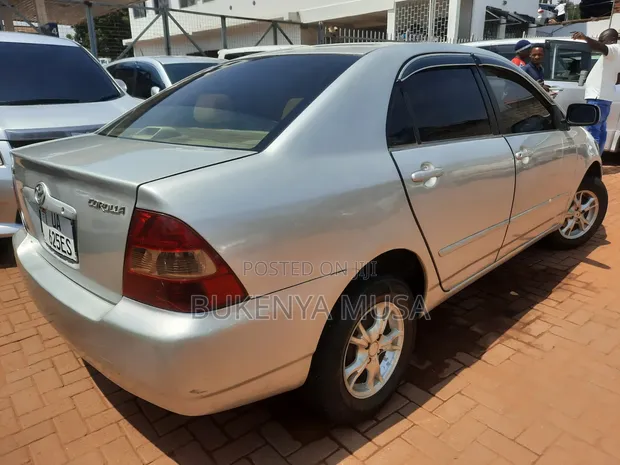 Toyota Corolla 2004 Silver - 1