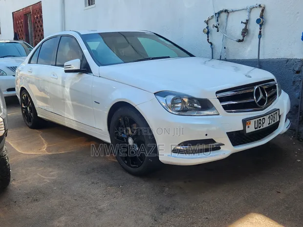 Mercedes-Benz C200 2010 White - 1