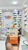La Roche-Posay Anthelios UVMune 400 Invisible Fluid SPF 50+ - 1