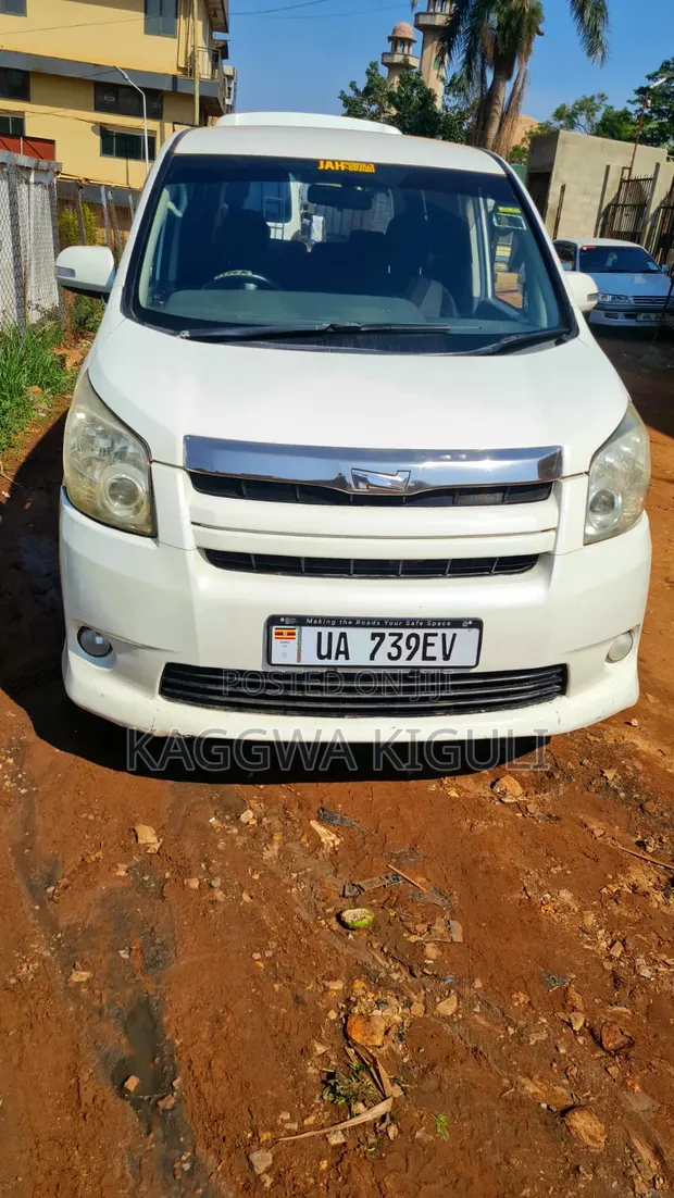 Toyota Noah 2.0 143hp FWD (8 Seater) 2008 White - 1