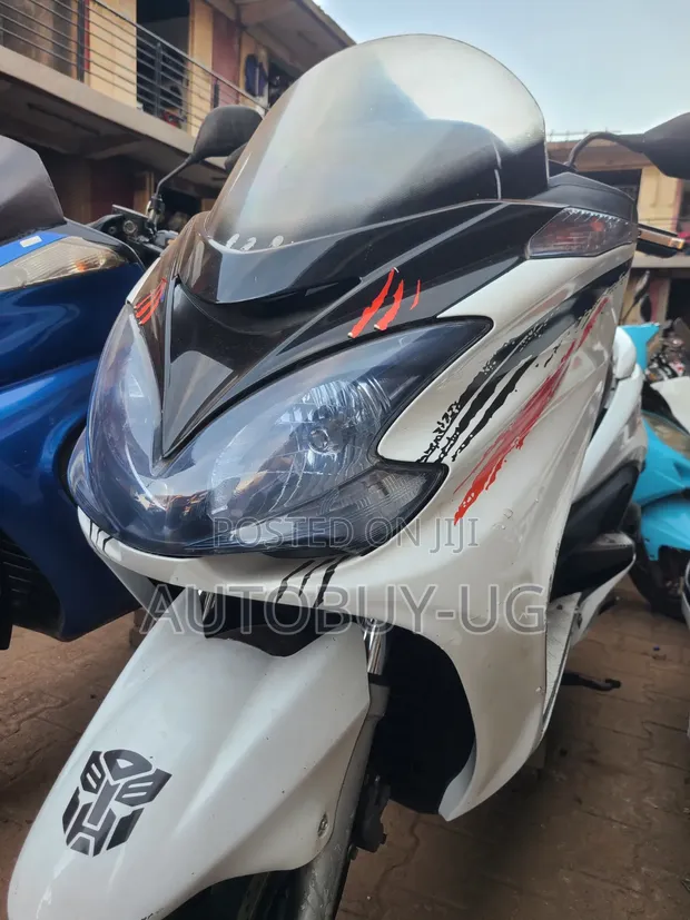Yamaha Majesty 2013 Scooter - White - 1