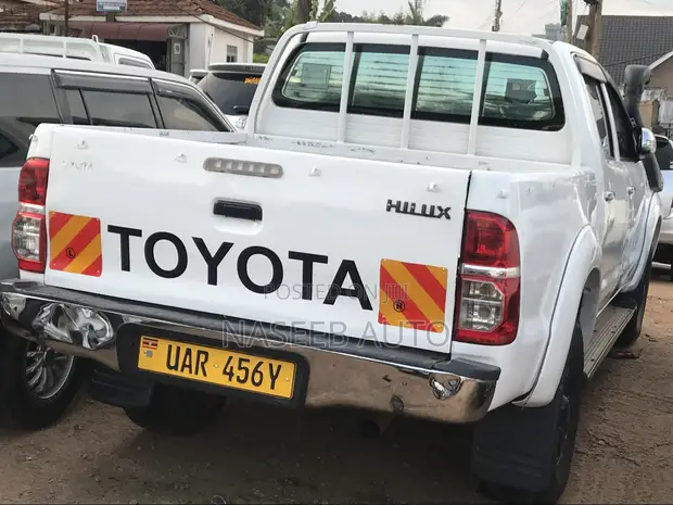 Toyota Hilux 2010 White - 1