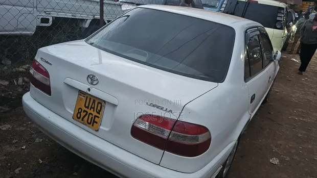Toyota Corolla 2001 White - 1