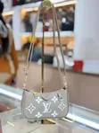Louis Vuitton Handbag/Crossbody - Black, Medium, Vintage - 4
