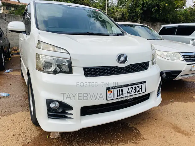Toyota Voxy 2013 White - 1