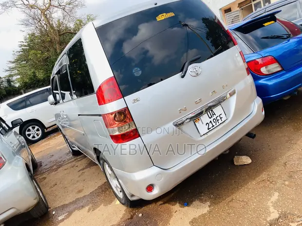 Toyota Noah 2004 - 1