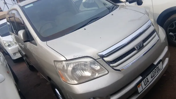 Toyota Noah 2.0 AWD (8 Seater) 2005 - 1
