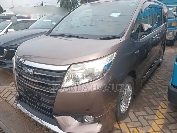 Toyota Noah 2016 Gold - 1