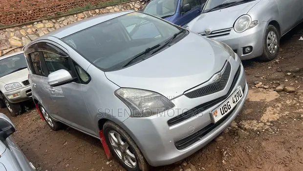 Toyota Ractis 2008 Silver - 1