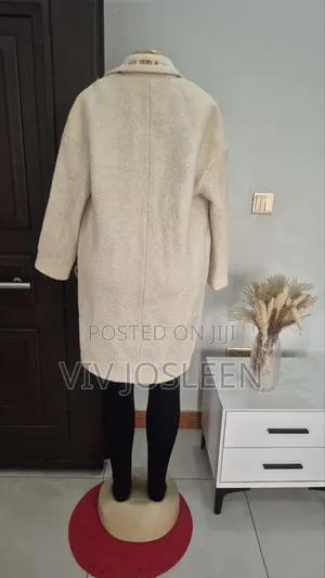 Trendy Cream Tweed Trench Coat - Elegant & Chic (M)