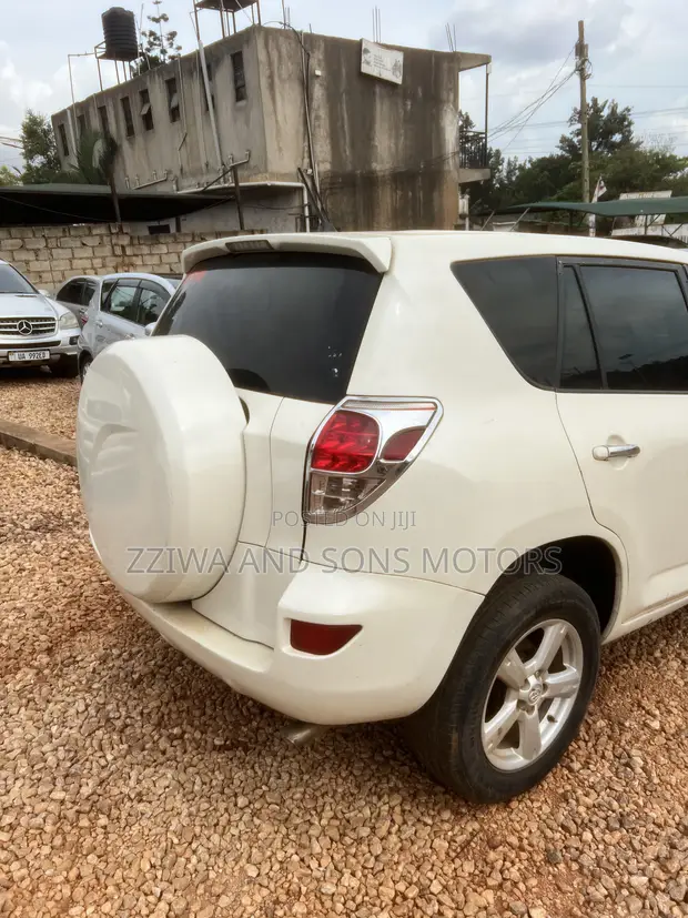 Toyota RAV4 4x4 2009 White - 1