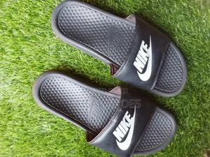 Nike Men's Sliders - Size 42 (Used)