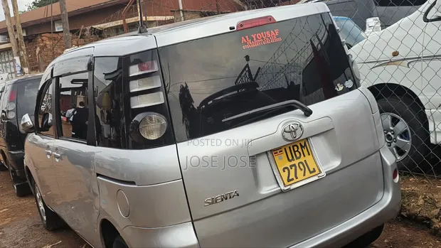 Toyota Sienta 2008 Silver - 1