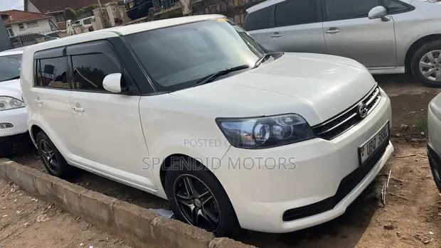 Toyota Corolla Rumion 2011 White - 1