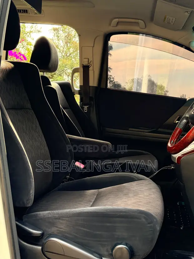 Toyota Vellfire 2011 White - 1