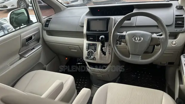 Toyota Noah SI 2012 White - 1