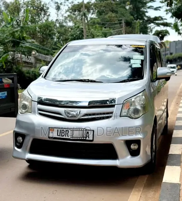 Toyota Noah 2012 Silver - 1
