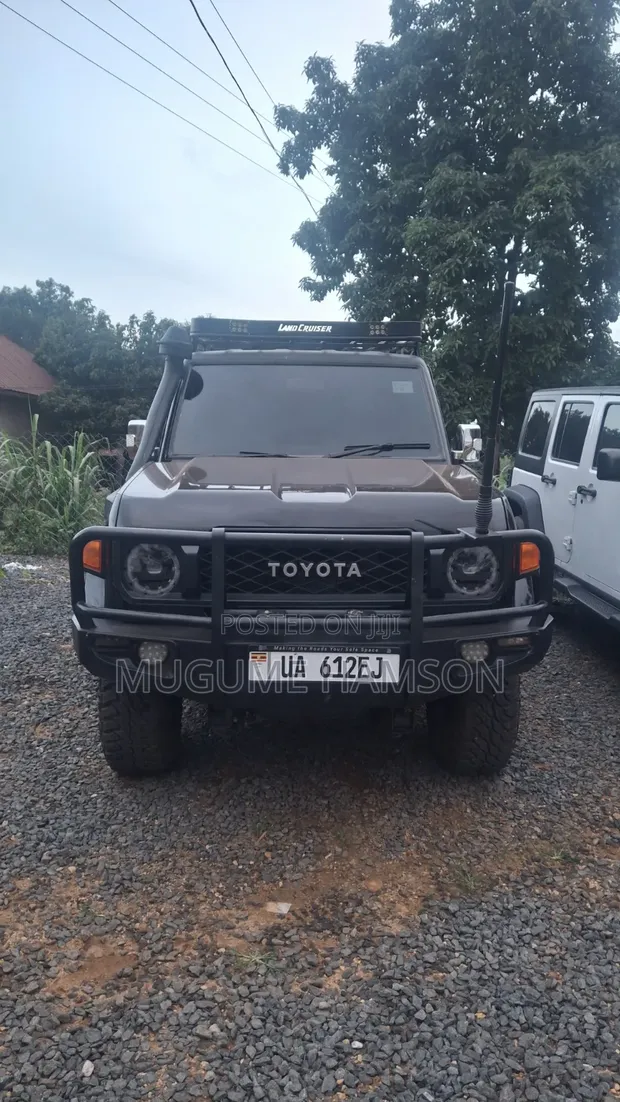 Toyota Land Cruiser 2017 Black - 1