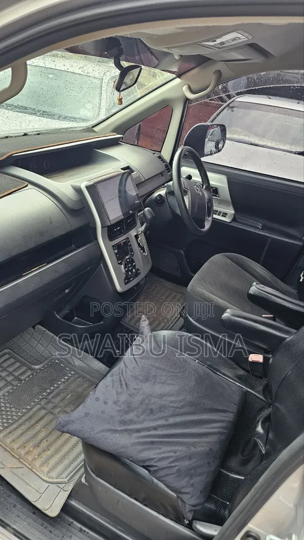 Toyota Noah 2.0 143hp AWD (8 Seater) 2011 Gray - 1